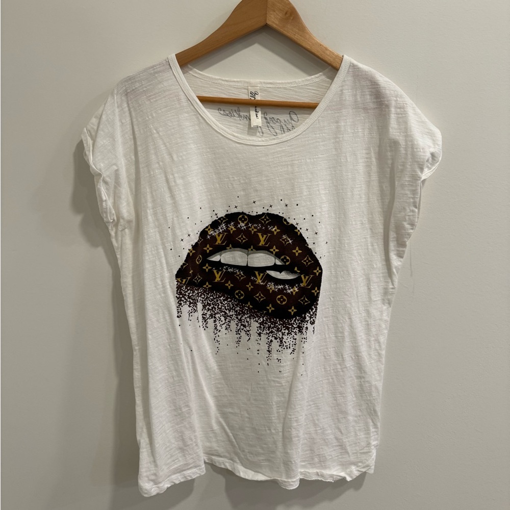 Graphic lip biting tee